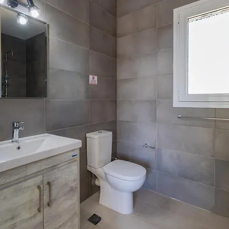 Villa Taras Karavádhos